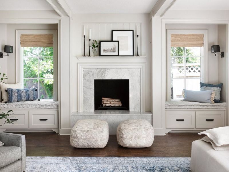 bục ghế ngồi bên cửa sổ